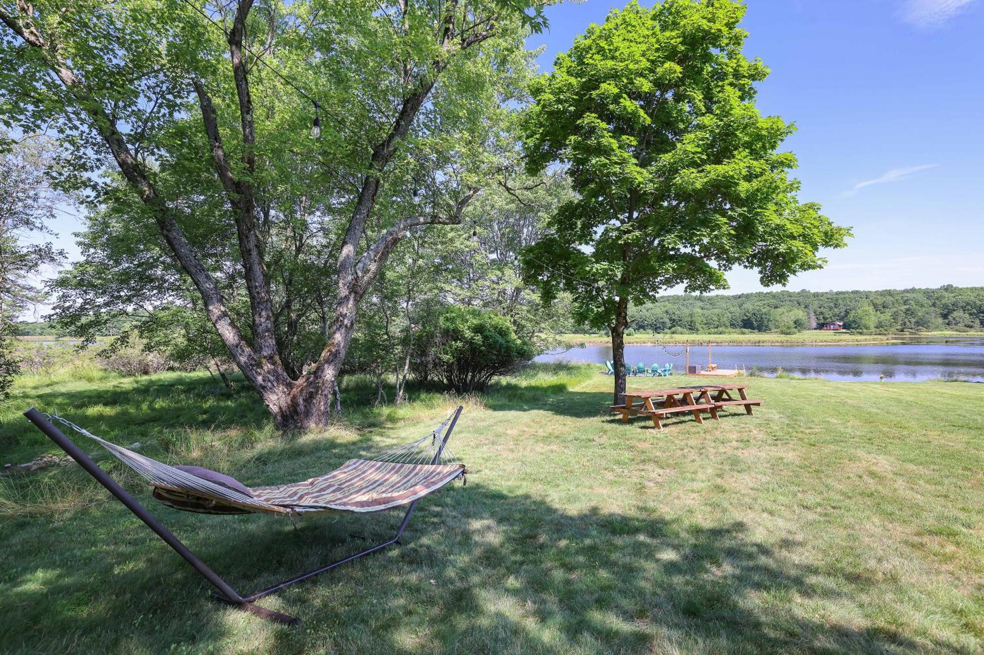 Poconos Brand New Lakefront Oasis 1 Acre, Hottub Gameroom Firepits Talk About Privacy Albrightsville Ngoại thất bức ảnh