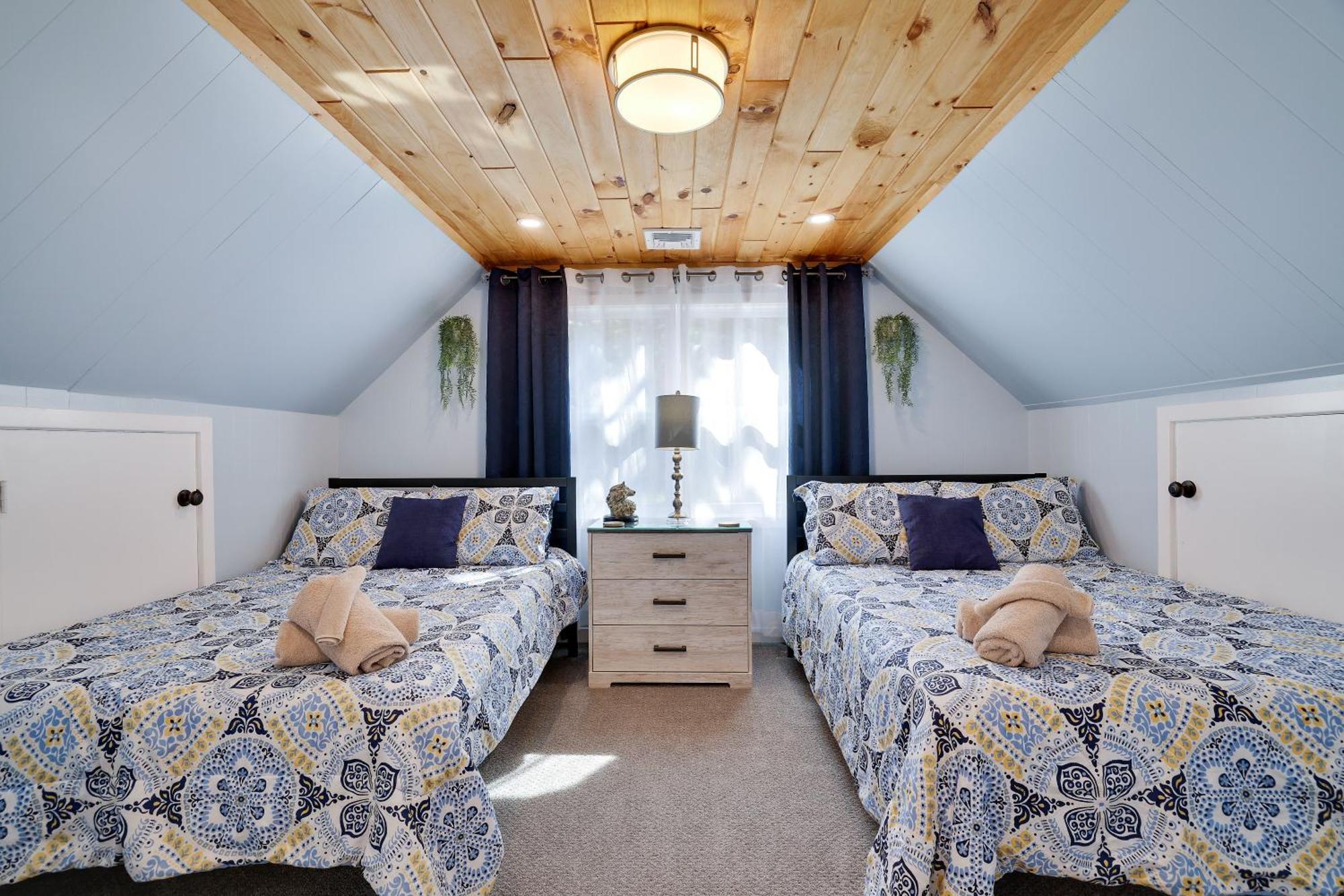 Poconos Brand New Lakefront Oasis 1 Acre, Hottub Gameroom Firepits Talk About Privacy Albrightsville Ngoại thất bức ảnh