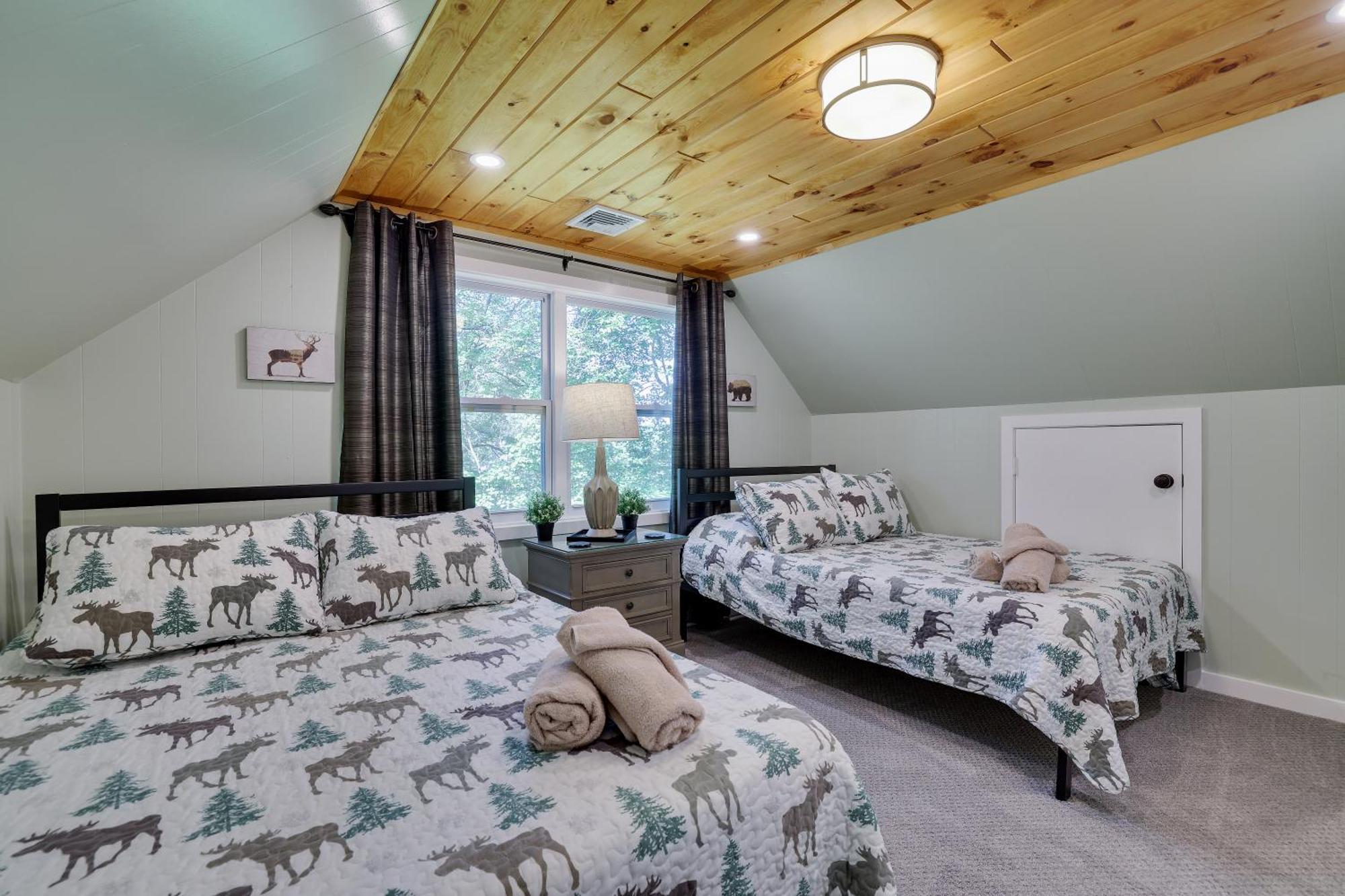 Poconos Brand New Lakefront Oasis 1 Acre, Hottub Gameroom Firepits Talk About Privacy Albrightsville Ngoại thất bức ảnh