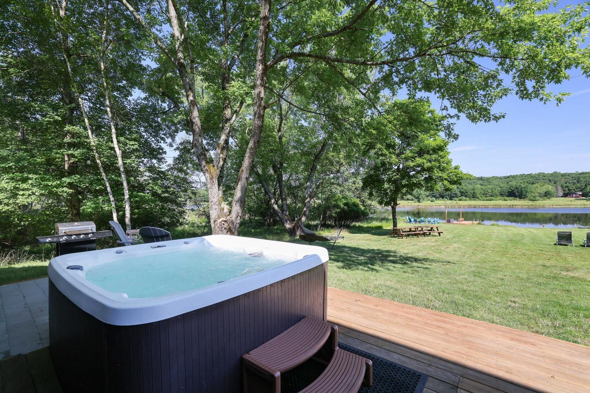 Poconos Brand New Lakefront Oasis 1 Acre, Hottub Gameroom Firepits Talk About Privacy Albrightsville Ngoại thất bức ảnh