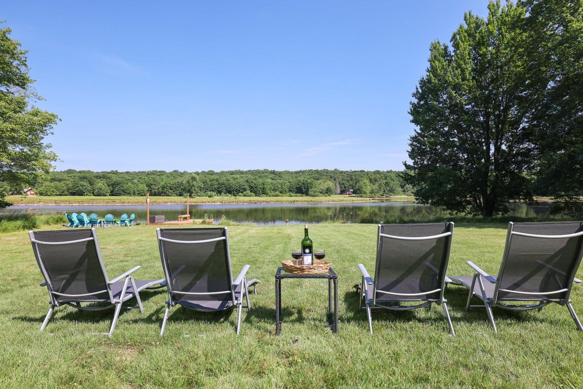 Poconos Brand New Lakefront Oasis 1 Acre, Hottub Gameroom Firepits Talk About Privacy Albrightsville Ngoại thất bức ảnh